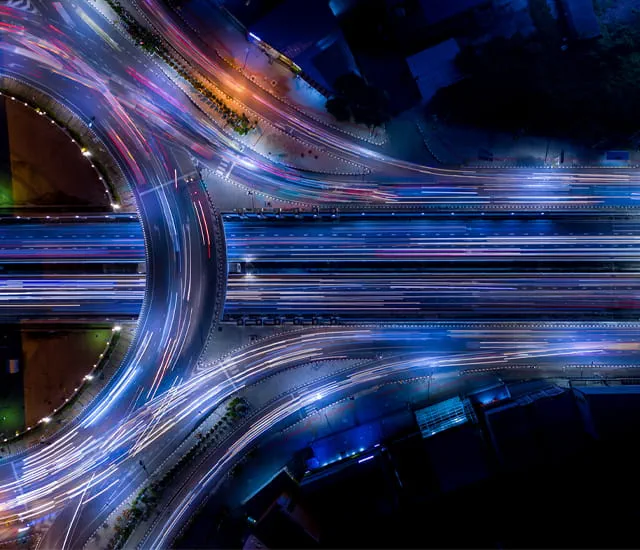 ライトアップされた高速道路の高架が交差している俯瞰図